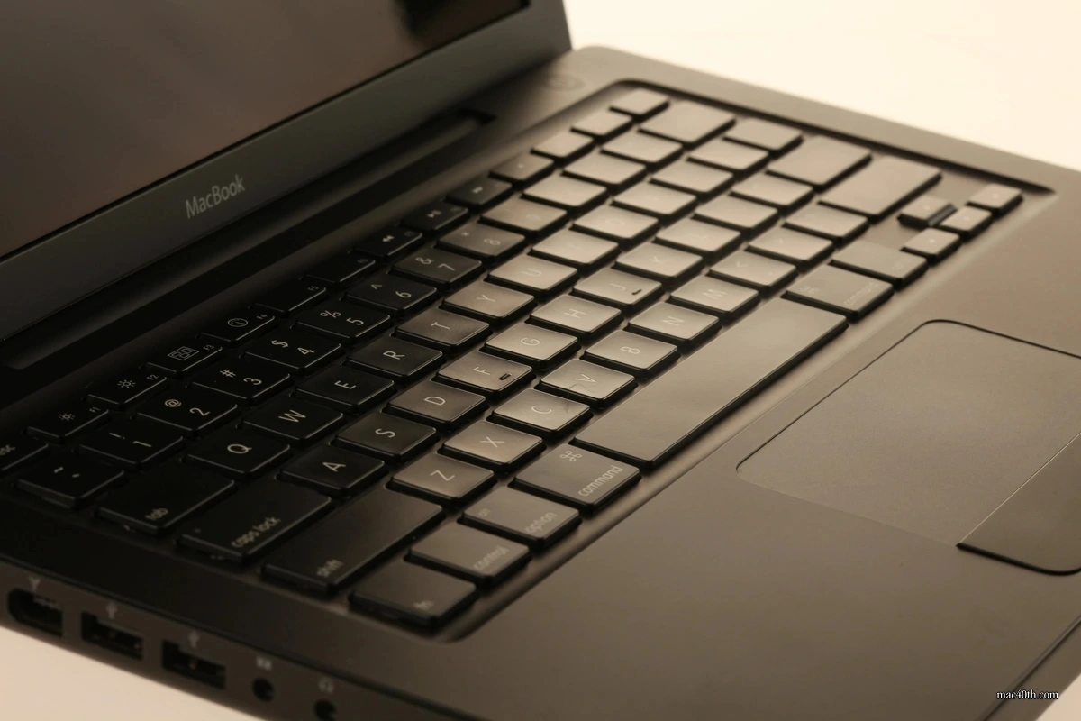 mac40th.com - MacBook - Black (2006)