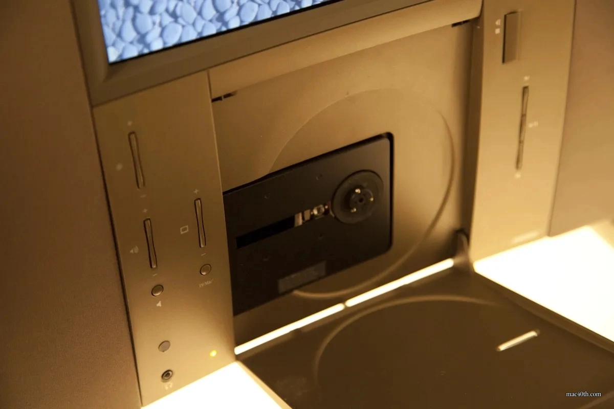 mac40th.com - 20th Anniversary Macintosh (1997)