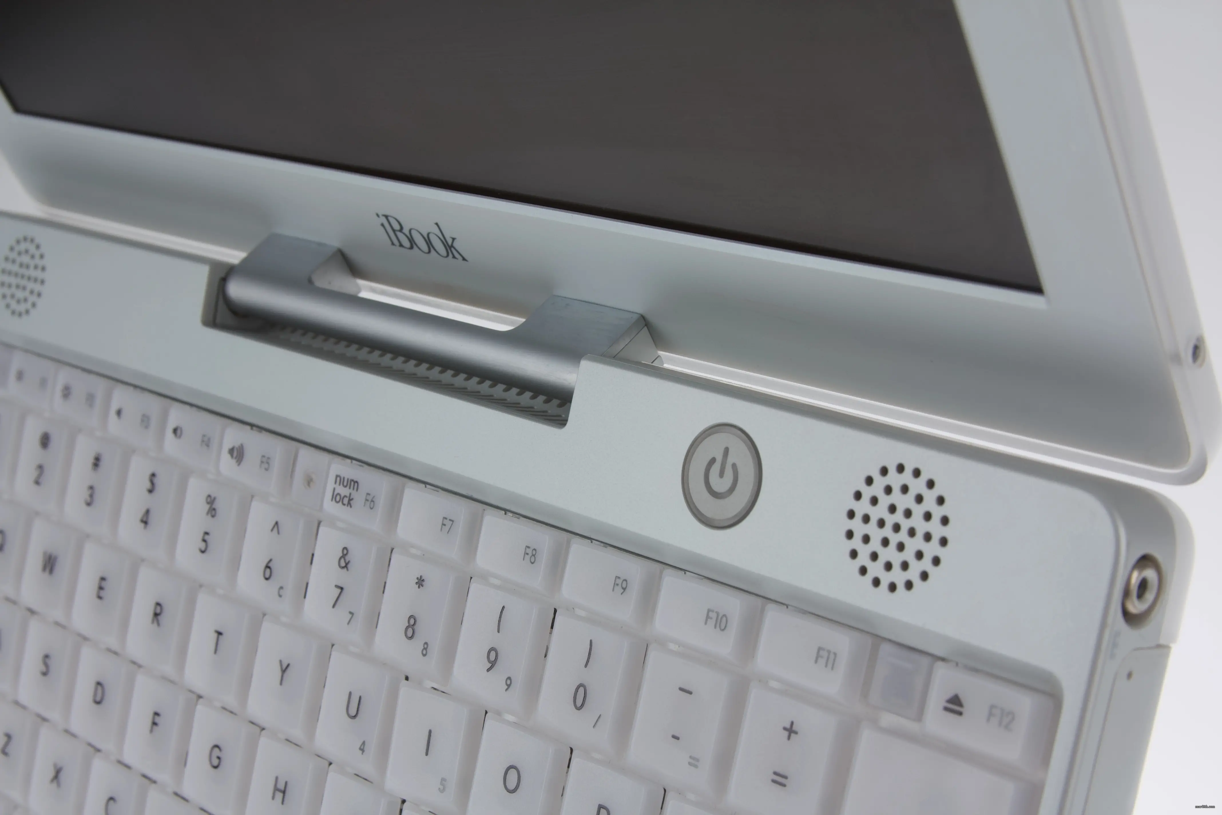 mac40th.com - iBook (2001)