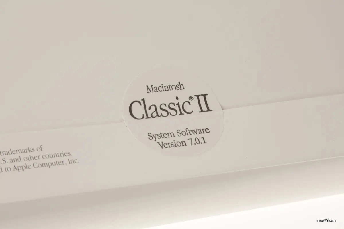 mac40th.com - Macintosh Classic II (1991)