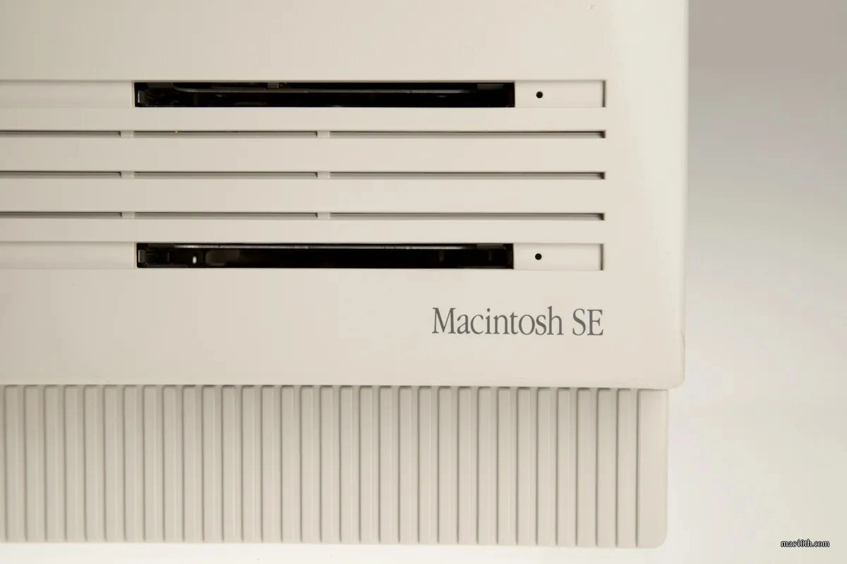 mac40th.com - Macintosh SE Dual Floppy (1989)