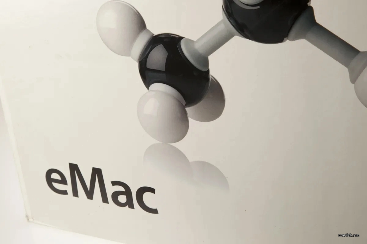 mac40th.com - eMac (2002)