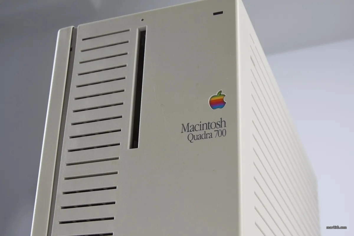mac40th.com - Macintosh Quadra 700 (1991)