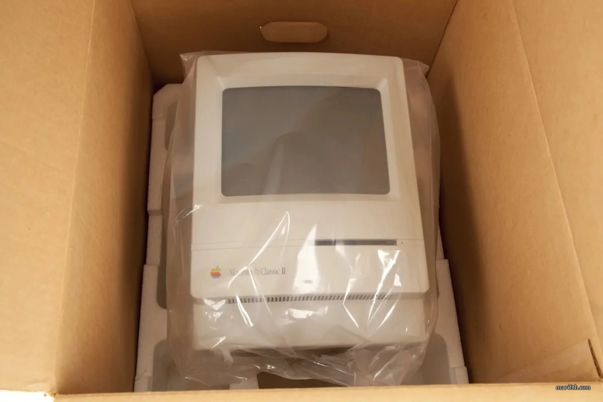 mac40th.com - Macintosh Classic II (1991)