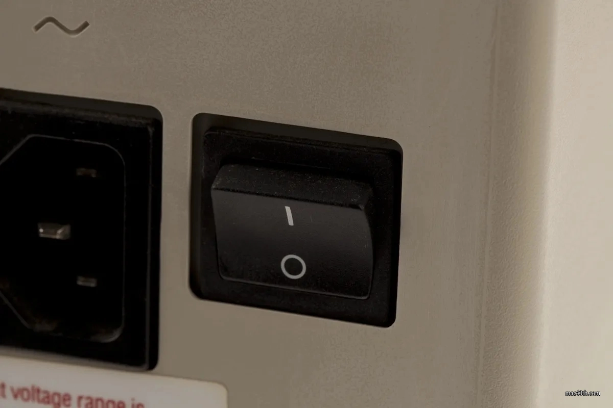 mac40th.com - Macintosh SE (1987)