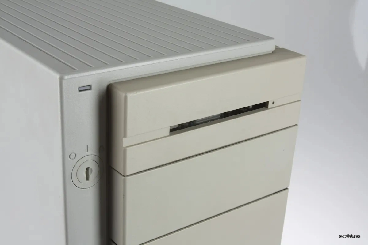 mac40th.com - Macintosh Quadra 950 (1992)