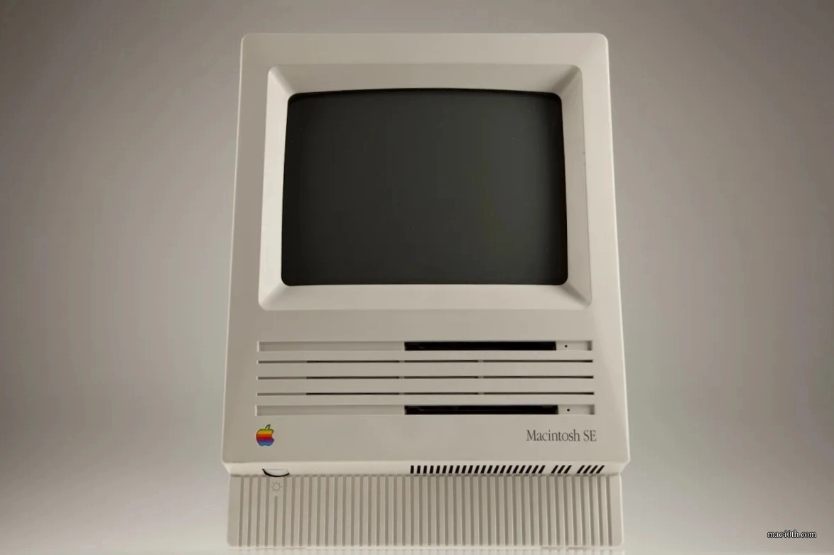 mac40th.com - Macintosh SE Dual Floppy (1989)