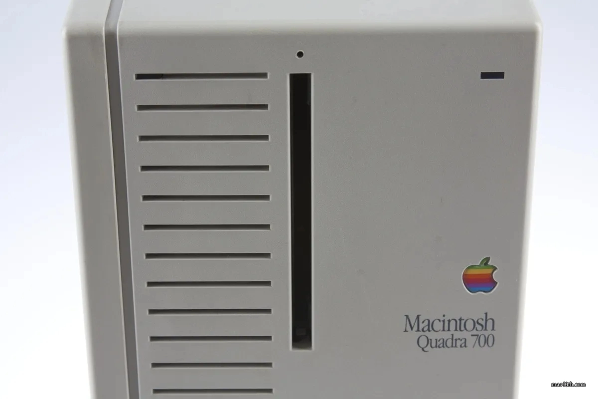 mac40th.com - Macintosh Quadra 700 (1991)