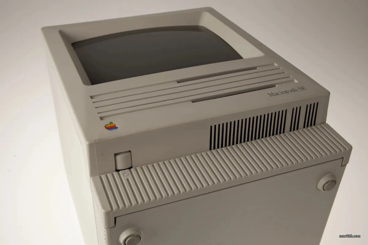mac40th.com - Macintosh SE (1987)