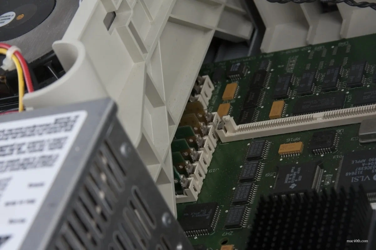 mac40th.com - Macintosh Quadra 700 (1991)