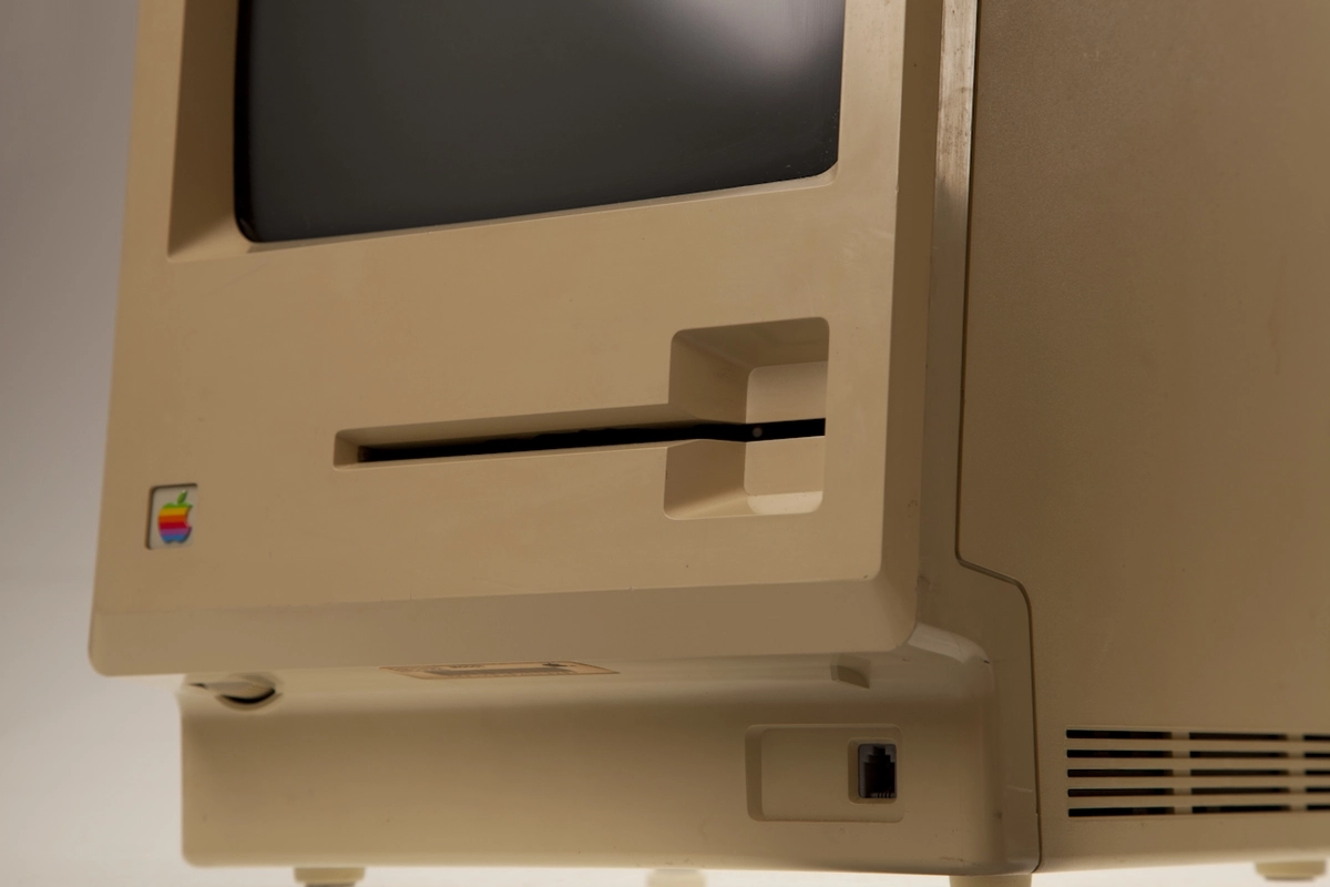 mac40th.com - Twiggy Macintosh (1985)