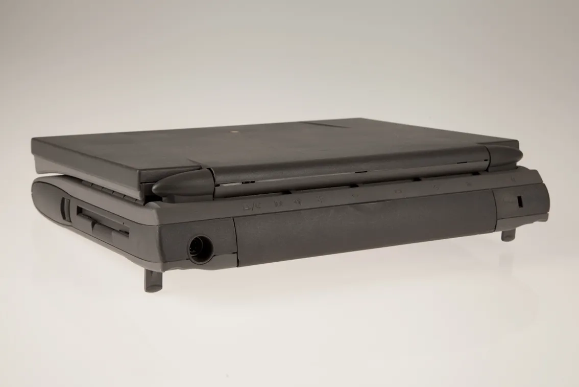 mac40th.com - Macintosh PowerBook 520 (1994)