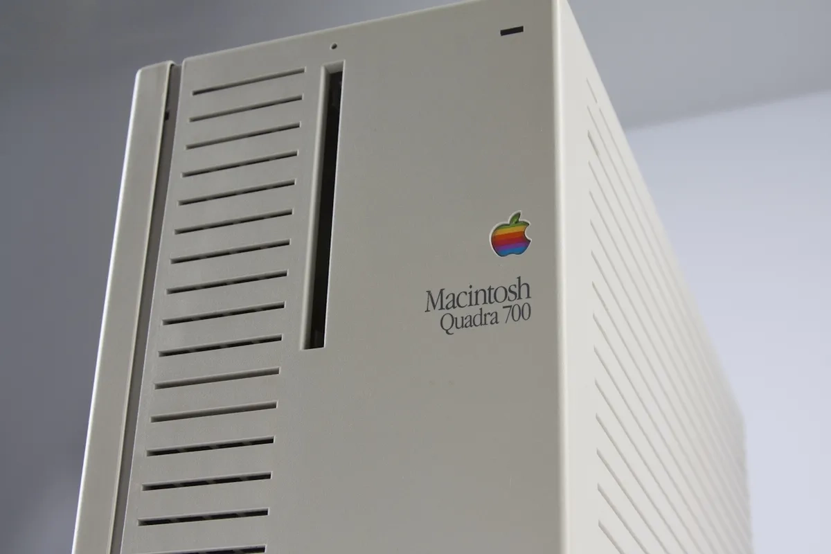 mac40th.com - Macintosh Quadra 700 (1991)