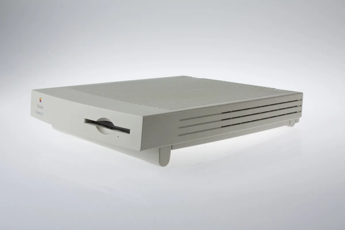 mac40th.com - Macintosh Performa 476 (1993)