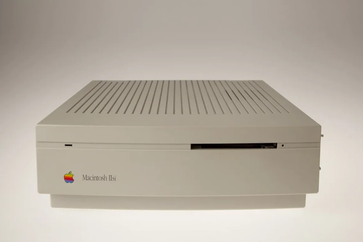 mac40th.com - Macintosh IIsi (1990)