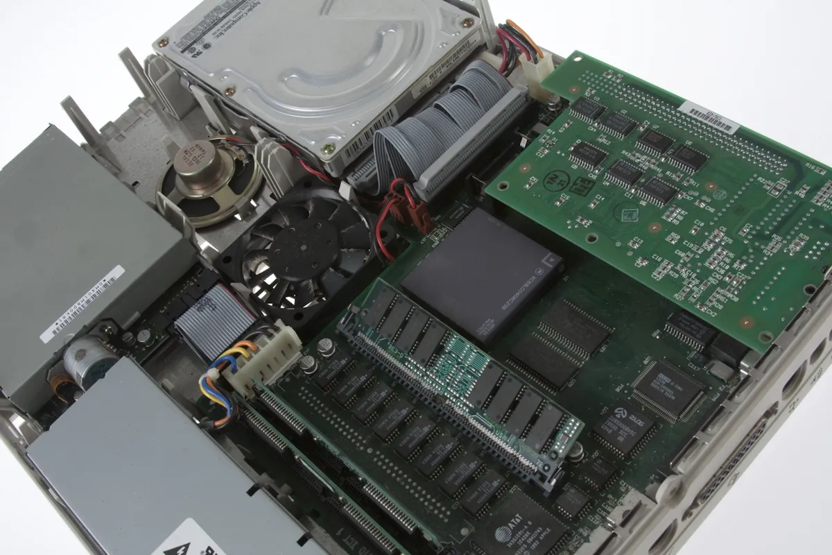 mac40th.com - Macintosh Performa 476 (1993)