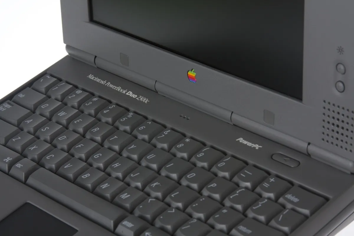 mac40th.com - Macintosh PowerBook Duo 2300 (1995)