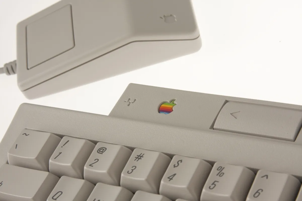 mac40th.com - Macintosh Classic II (1991)