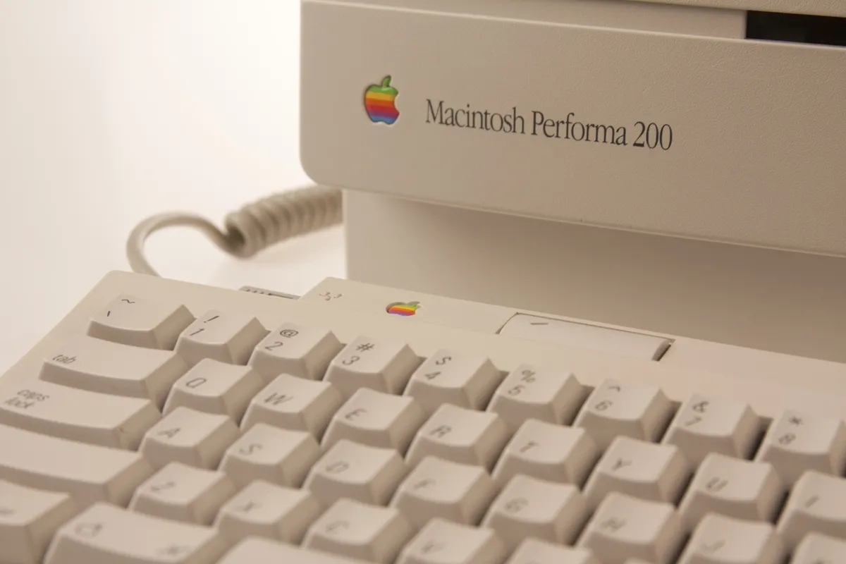 mac40th.com - Macintosh Performa 200 (1992)