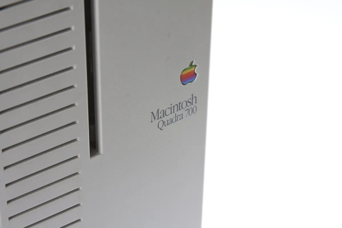 mac40th.com - Macintosh Quadra 700 (1991)