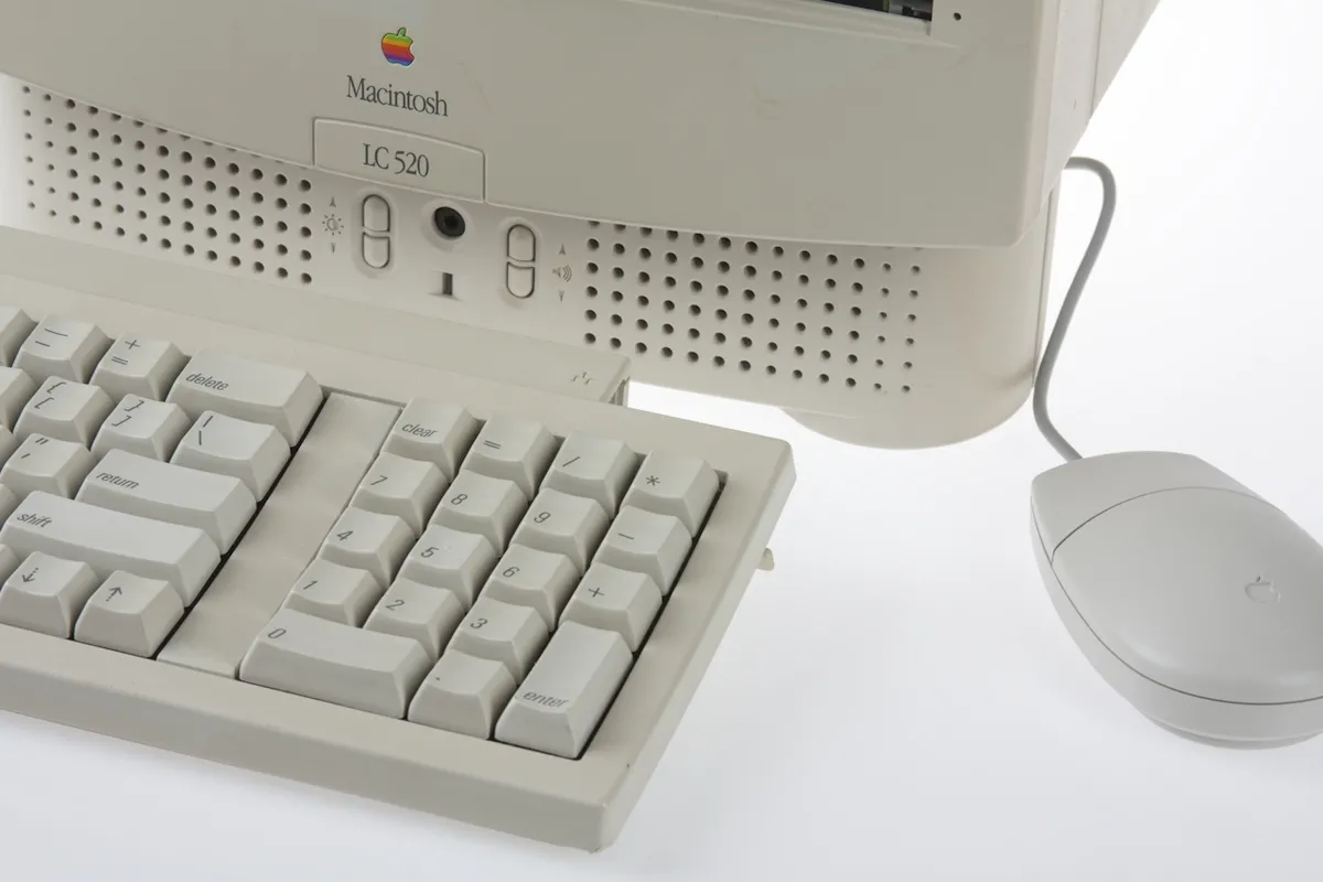 mac40th.com - Macintosh LC520 (1993)